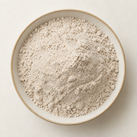 Ciotola di farina integrale di grano saraceno bio